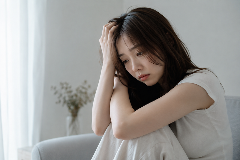 婚活がうまくいかず一人で悩む女性の様子。婚活疲れや恋愛の不安、結果が出ない原因について考えるイメージ。