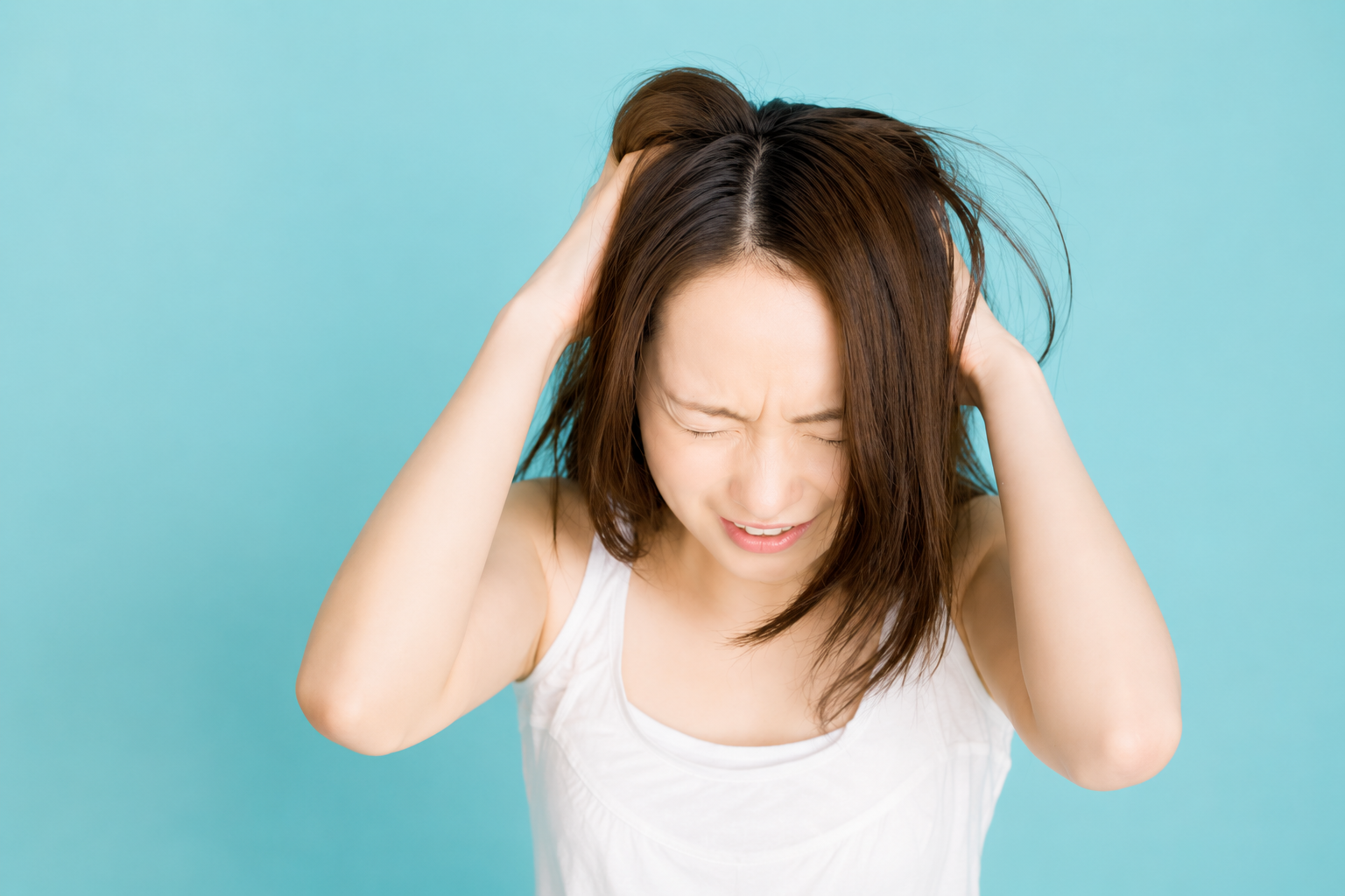婚活がうまくいかず頭を抱えて悩む女性の様子。婚活疲れや婚活ストレス、結果が出ない原因について考えるイメージ。