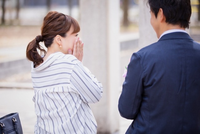 結婚相談所で出会った男女が交際成立を喜ぶ様子。婚活成功や真剣交際、成婚へつながる瞬間をイメージしたシーン。