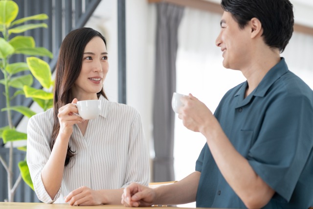 結婚相談所で出会った男女がリラックスして会話を楽しむ様子。婚活成功や真剣交際、価値観の合う相手との出会いをイメージしたシーン。