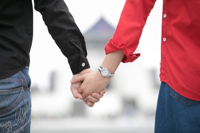 結婚相談所で出会った男女が手をつないで歩く様子。婚活成功や真剣交際、成婚につながる関係をイメージしたシーン。