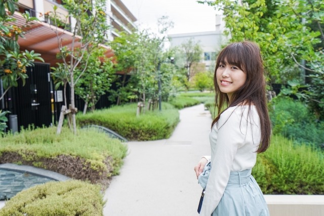 結婚相談所での婚活を前向きに始める女性。理想の相手との出会いや婚活成功、成婚につながる未来をイメージしたシーン。