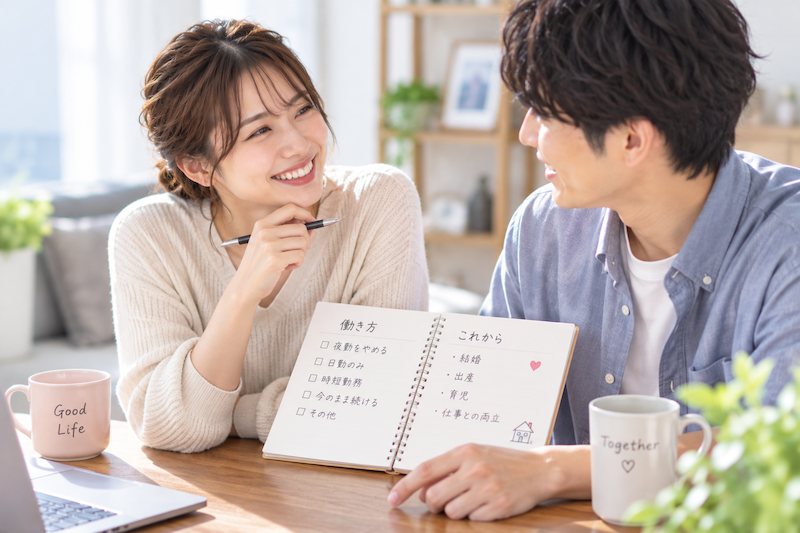 結婚後に夜勤を続けるか働き方についてパートナーと話し合う女性看護師