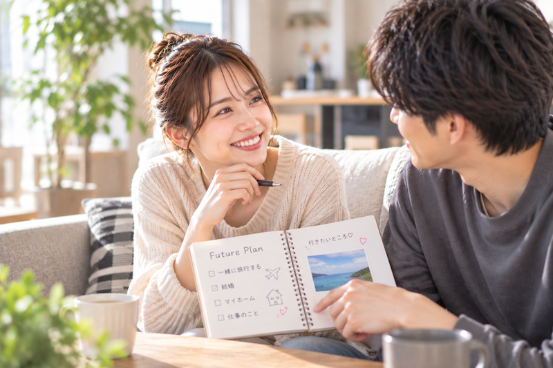 仮交際中に結婚後の暮らしや将来の価値観について話し合う男女