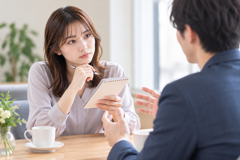 お見合いで質問が多く面接のような会話になっている男女