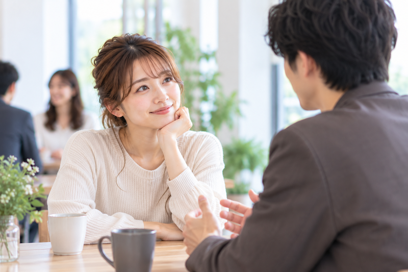 婚活で条件だけではなく自分と相性の合う男性と会話する女性