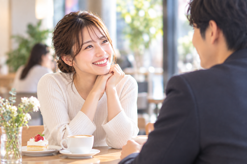 シフト勤務の合間に短時間のカフェデートを楽しむ女性看護師