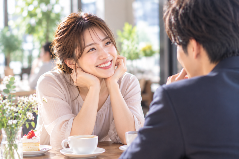 仮交際中の相手の行動や態度から脈ありサインを見極める女性