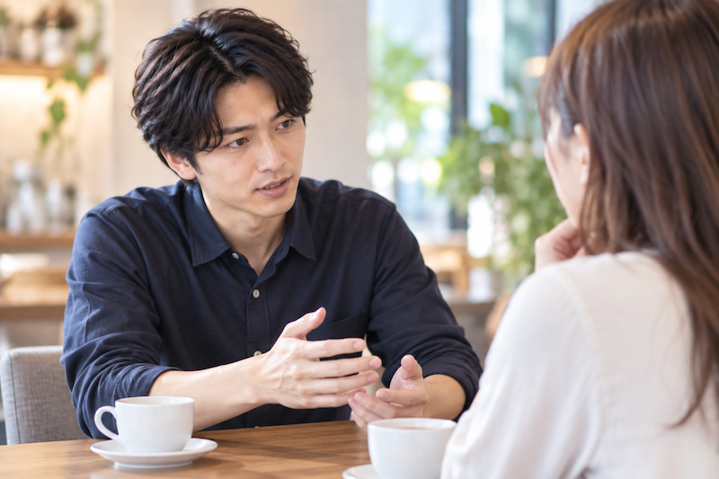 婚活で交際中の女性に宗教や信仰について伝える男性