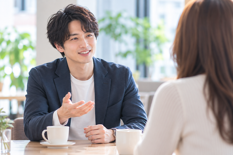 お見合いで女性からも質問があり会話が弾む男性