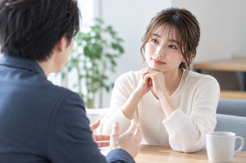 婚活で妥協してはいけない条件について相手と向き合って話す男女