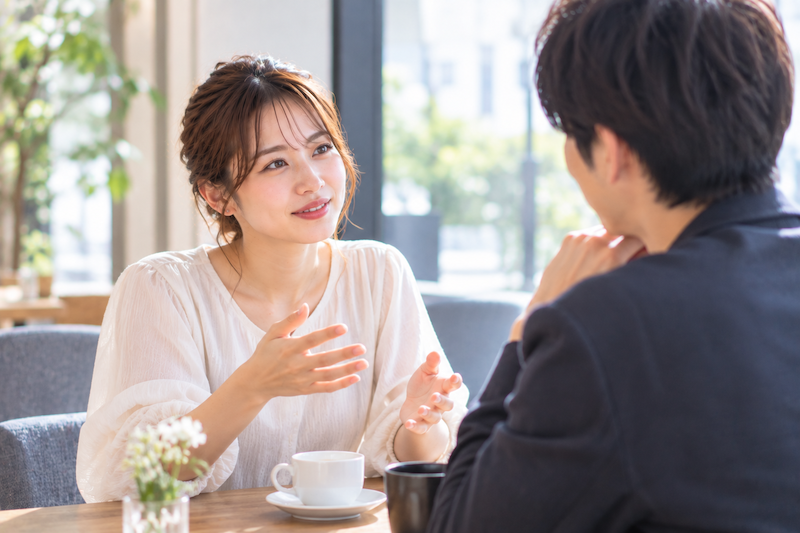 婚活相手にADHDの特性や日常生活への影響について具体的に伝える女性