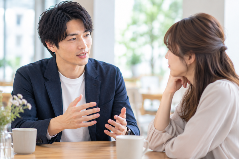 婚活中の女性に全国転勤や結婚後の生活について説明する男性