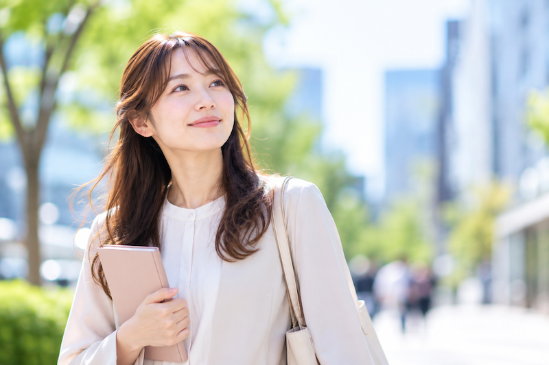 奨学金を返済しながら前向きに婚活を始める女性