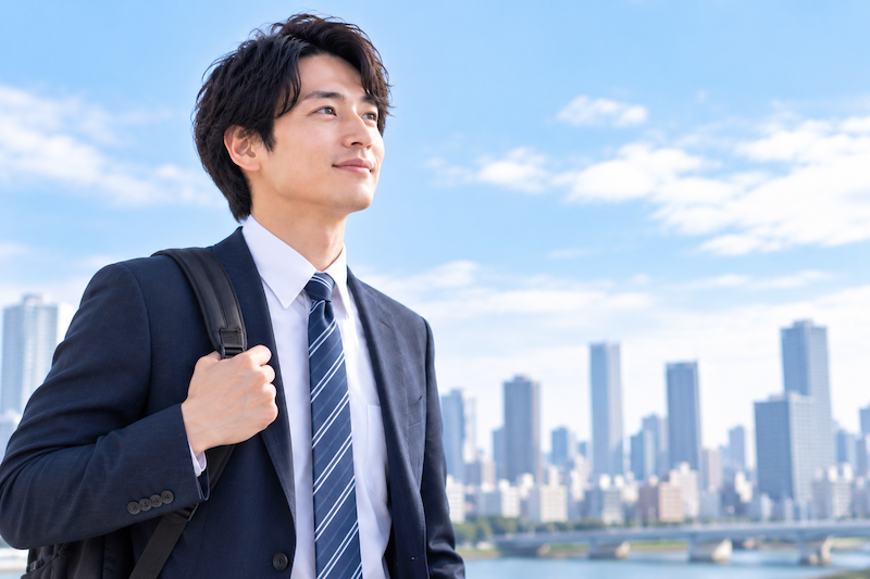 全国転勤を活かして地域を限定せず前向きに婚活する男性