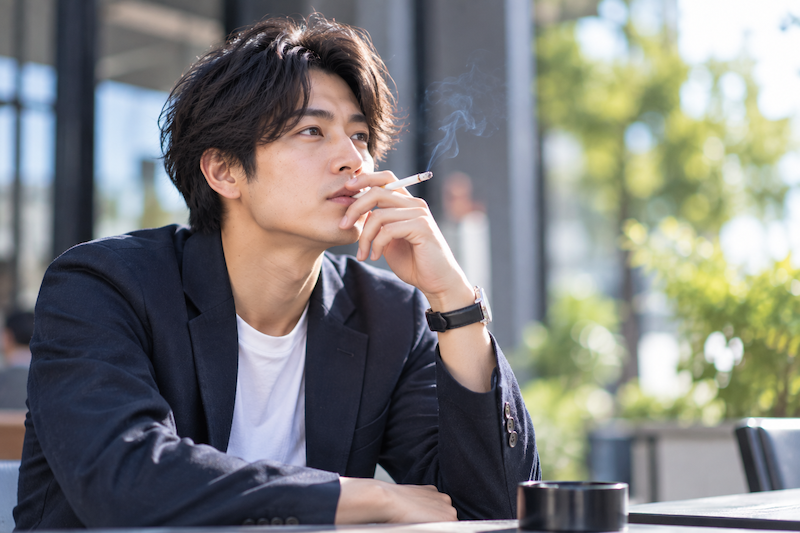 喫煙が婚活や結婚相手選びに与える影響について考える男性
