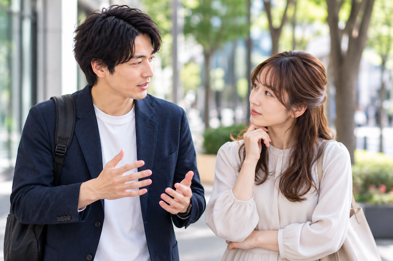 婚活中の相手に奨学金の返済状況や今後の計画を伝える男性