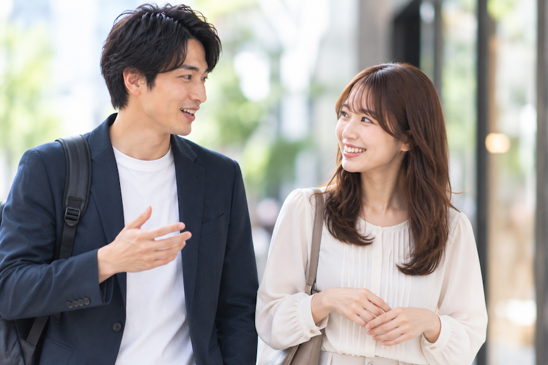 仮交際のデート中に次のデートについて楽しそうに話す男女