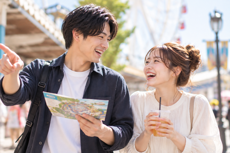 婚活デートで女性と一緒に楽しみながら自然に距離を縮める男性