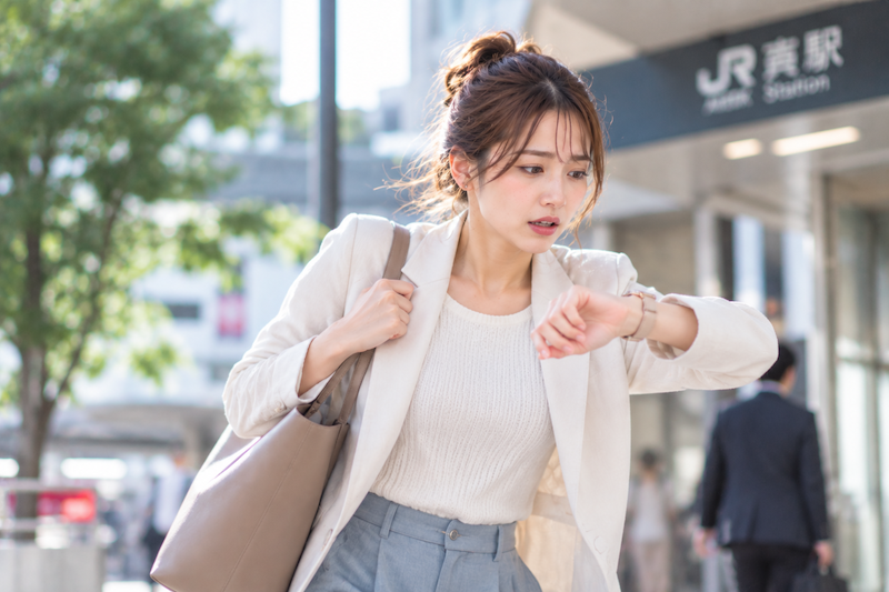 婚活デートに遅れそうになり急いで待ち合わせ場所へ向かう女性