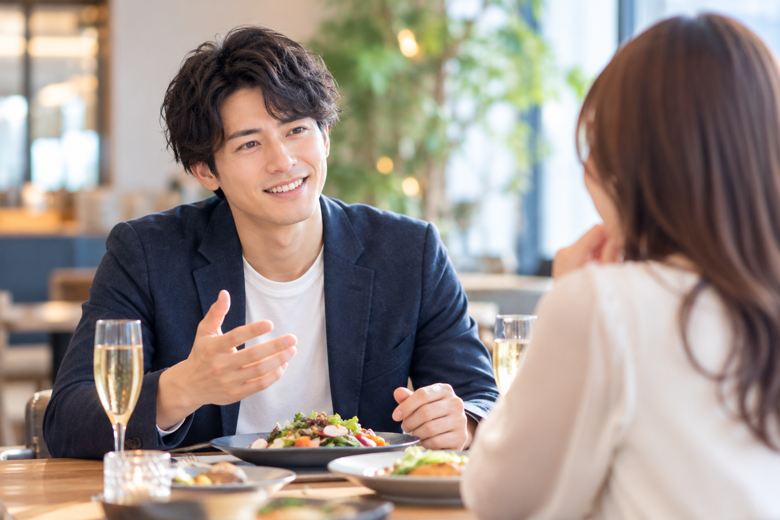 婚活デートで女性と食事を楽しみながら、笑顔で積極的に会話をする男性