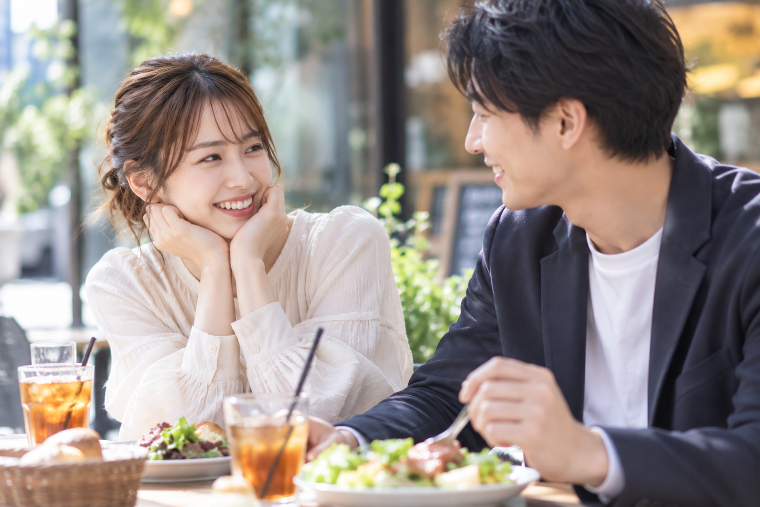 仮交際中の男女がカフェで楽しそうにデートする様子。LINEの返信が遅くても、実際に会う時間を大切にしている男性と笑顔で会話する女性