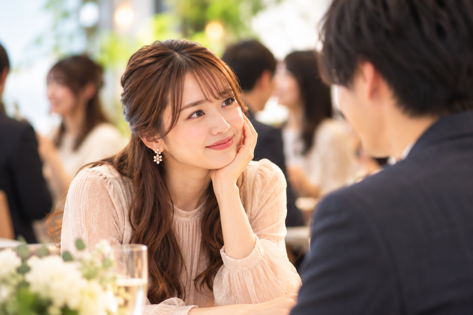 婚活パーティーで男性と向き合い、笑顔で会話を楽しむ女性。理想の結婚相手を探す婚活の様子。