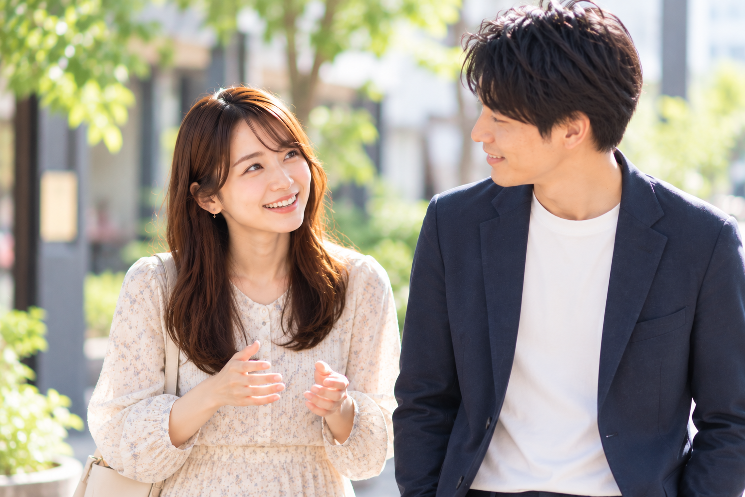 公園を散歩しながら自然体で会話を楽しみ、お互いの関係を深めていく男女