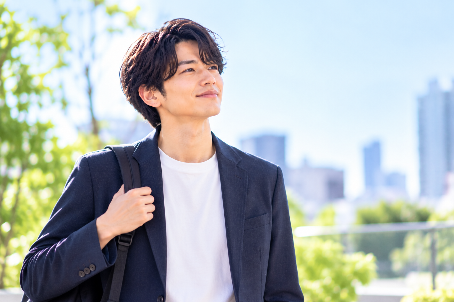 明るい青空の下で前向きな表情を浮かべる婚活中の男性。親の宗教と自分自身の結婚生活を切り分け、将来に向けて希望を持って歩み出す姿を表現した写真風画像。